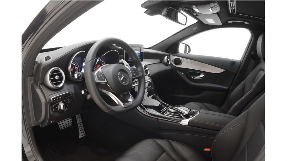 Φυσικά η Brabus δίνει την επιλογή για πλήρη εξατομίκευση της καμπίνας της Mercedes-Benz C-Class Estate.