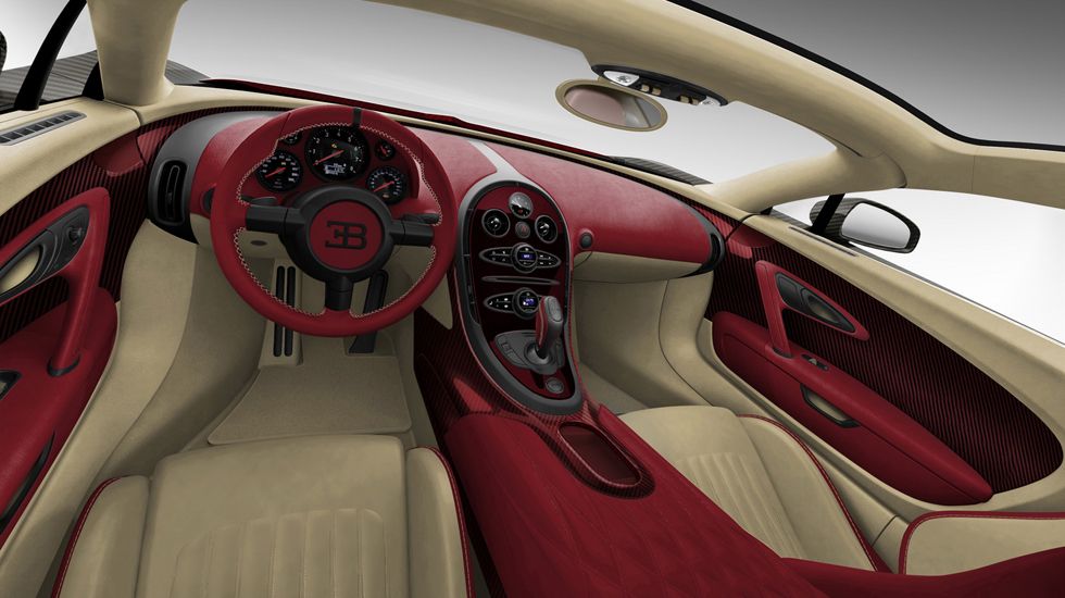 Φόρος τιμής στην πρώτη Veyron είναι και το εσωτερικό της «La Finale», όπου τα πάντα είναι καλυμμένα με δέρμα μπεζ απόχρωσης «Silk», με πλήθος κόκκινων «Hot Spur» πινελιών. 
