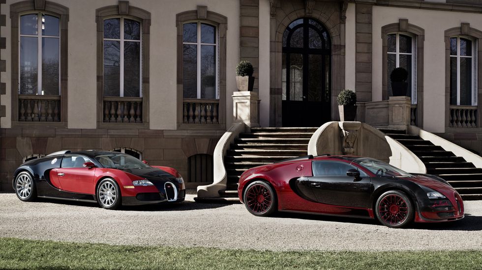 Η Bugatti παρουσιάζει στη Γενεύη την 450η και τελευταία Veyron, την Grand Sport Vitesse «La Finale» (μπροστά), η οποία εκτίθεται δίπλα στην πρώτη (πίσω), της οποίας άλλωστε αποτελεί φόρο τιμής.