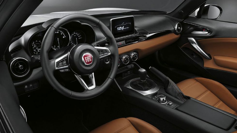 To εσωτερικό του νέου Fiat 124 Spider είναι αρκετά οδηγοκεντρικό, διαθέτοντας πληθώρα κοινών στοιχείων με το MX-5, όπως το σύστημα infotainment.