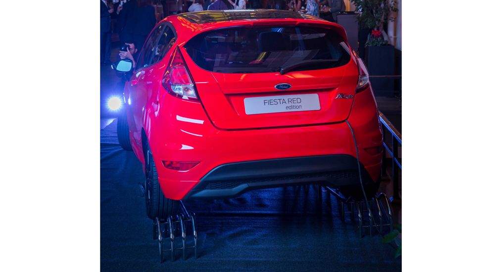 Σπορ κόκκινοι και μαύροι χρωματικοί συνδυασμοί τονίζουν περαιτέρω τα σπορ χαρακτηριστικά του Fiesta, τα οποία αναβαθμίζονται με το χιλιάρη EcoBoost κινητήρα των 140 ίππων.