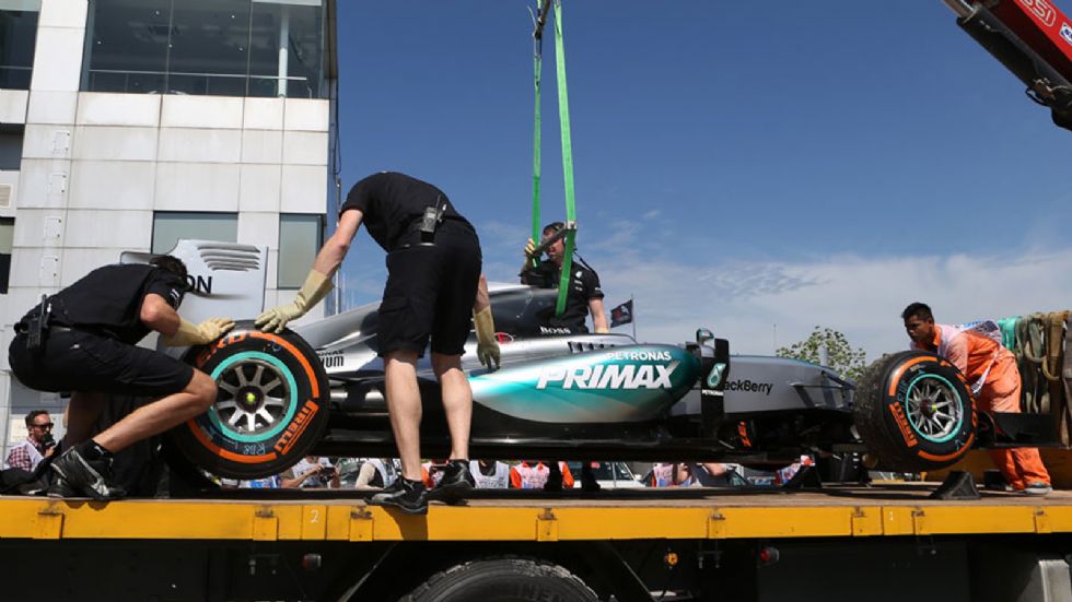 Σηκωτή έφυγε από την πίστα η Silver Arrow του Lewis Hamilton στα πρώτα ελεύθερα δοκιμαστικά λόγω προβλημάτων στον κινητήρα της.