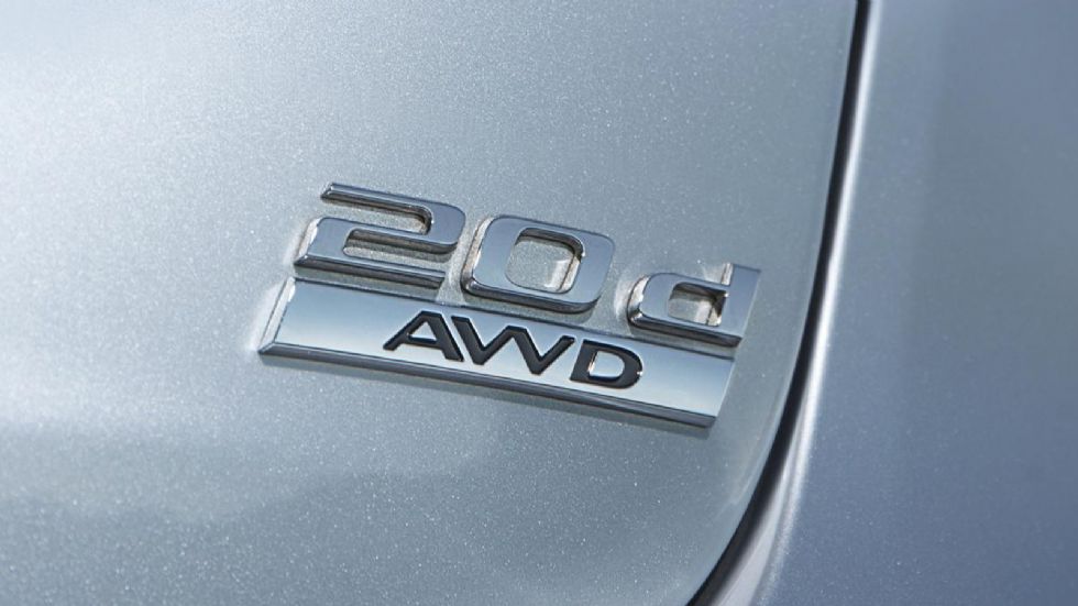 Η Jaguar προσφέρει το σύστημα AWD αποκλειστικά με το δίλιτρο diesel κινητήρα των 180 ίππων. Μέσω του 8τάχυτου αυτόματου κιβωτίου ZF, η XF κάνει το 0-100 σε 8 δλ.