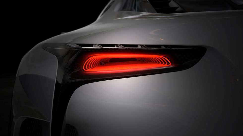 Από τις δύο teaser εικόνες του Lexus LF-LC GT Vision, καταλαβαίνουμε πως η «μεταμόρφωση» περιλαμβάνει περισσότερα μέρη από ανθρακονήματα, αλλά και ένα νέο καπό με εισαγωγές αέρα.
