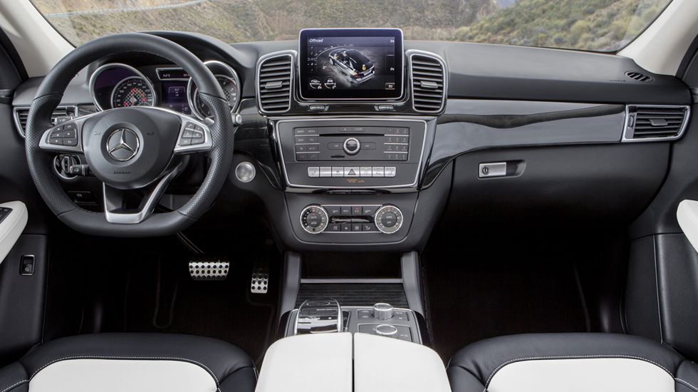 Εσωτερικό κορυφαίας ποιότητας, με άψογα υλικά, όπως διατείνεται η Mercedes και σχεδιασμό που παραπέμπει στην Coupe έκδοση