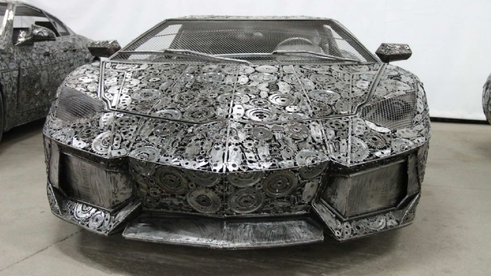 Οι 50 καλλιτέχνες έδωσαν άλλη διάσταση στον όρο «ανακύκλωση». Στη φωτογραφία βλέπουμε την ρεπλίκα της Lamborghini Aventador.