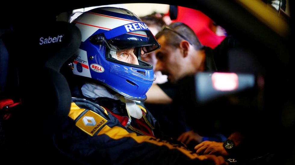 «Είμαι ενθουσιασμένος με το νέο R.S. 01, πρόκειται για ένα θαυμάσιο όχημα που θα ενισχύσει την αγωνιστική εικόνα της Renault», δήλωσε μετά τις δοκιμές, ο βετεράνος οδηγός Alain Prost.