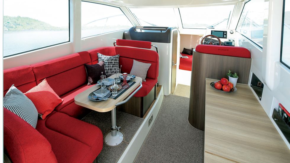 Το εσωτερικό του συγκεκριμένου σκάφους αποτελείται από ένα άνετο καθιστικό με πολυχρηστικούς καναπέδες.