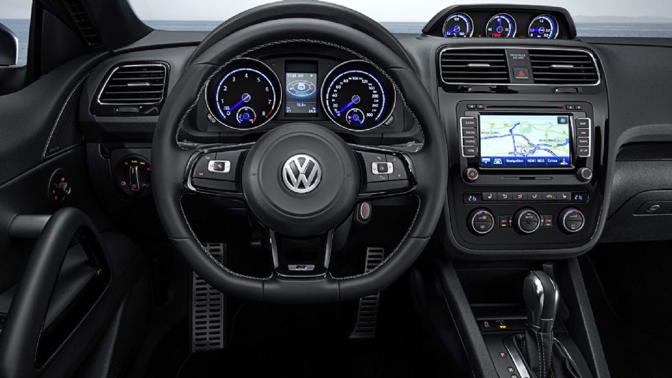 Όπως στο εξωτερικό, έτσι και το εσωτερικό του νέου Scirocco R φέρει τη σφραγίδα της Volkswagen R.