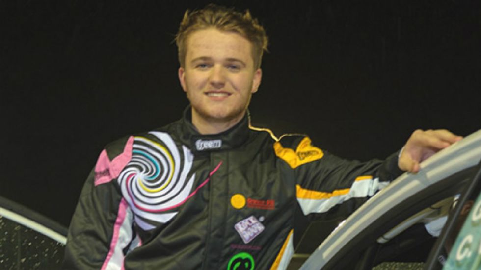 Ο Greensmith είναι ο νεότερος από τους 11 συμμετέχοντες στο πρωτάθλημα Drive DMACK Fiesta, το οποίο θα κάνει ντεμπούτο στην ιβηρική χώρα.