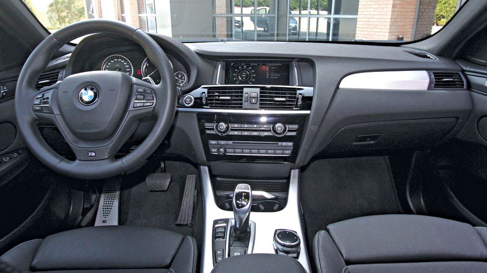 Όπως σε όλες τις BMW, έτσι και στην Χ4, το εσωτερικό είναι οδηγοκεντρικό, με εξαιρετική θέση οδήγησης. Τα υλικά είναι ποιοτικά και με πολύ καλή συναρμογή.	