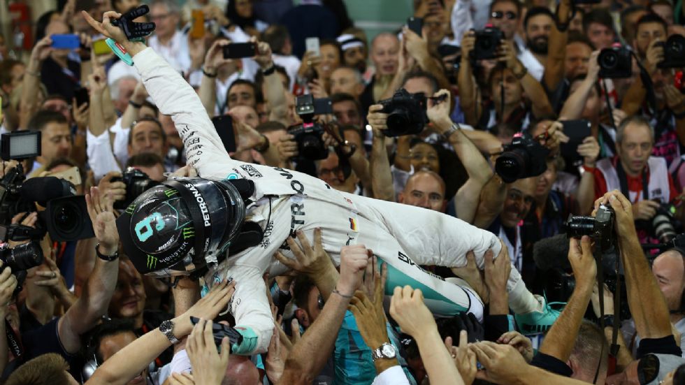 Στον έβδομο ουρανό ο Nico Rosberg και με το δίκιο του. Δεν είναι και λίγο πράγμα να είναι παγκόσμιος πρωταθλητής.