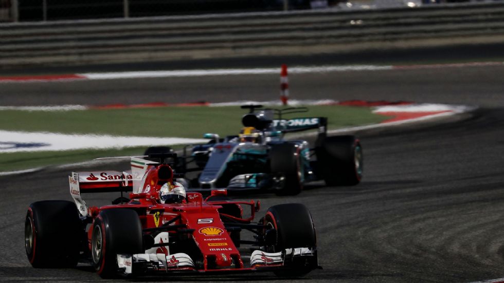 Δείτε τι έγινε στον συναρπαστικό αγώνα στο Μπαχρέιν, όπου ο Sebastian Vettel κατάφερε να φέρει τη Ferrari του μπροστά από τις δύο Mercedes.