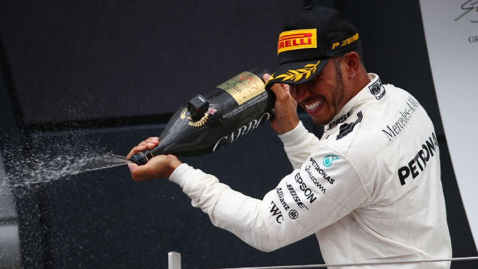 O Lewis Hamilton κέρδισε για 4η συνεχή χρονιά στο «σπίτι» του, στο Βρετανικό Grand Prix, γεγονός που του επέτρεψε να μειώσει στον ένα βαθμό τη διαφορά του από τον πρωτοπόρο Sebastian Vettel.