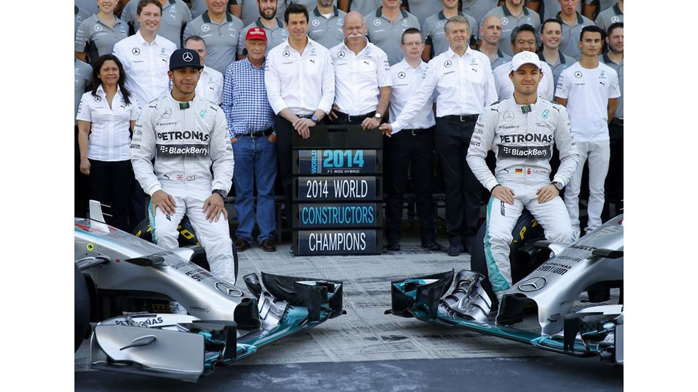 Ο Lewis Hamilton, ο Nico Rosberg και η ομάδα της Mercedes σε μία αναμνηστική φωτογραφία πριν το φινάλε του Abu Dhabi Grand Prix.