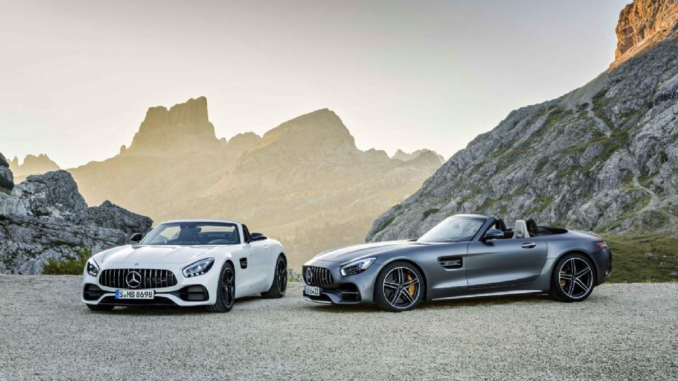 Διπλή αποκάλυψη για τις Mercedes-AMG GT Roadster και AMG GT C Roadster λίγο πριν το λανσάρισμά τους στο παριζιάνικο σαλόνι αυτοκινήτου.