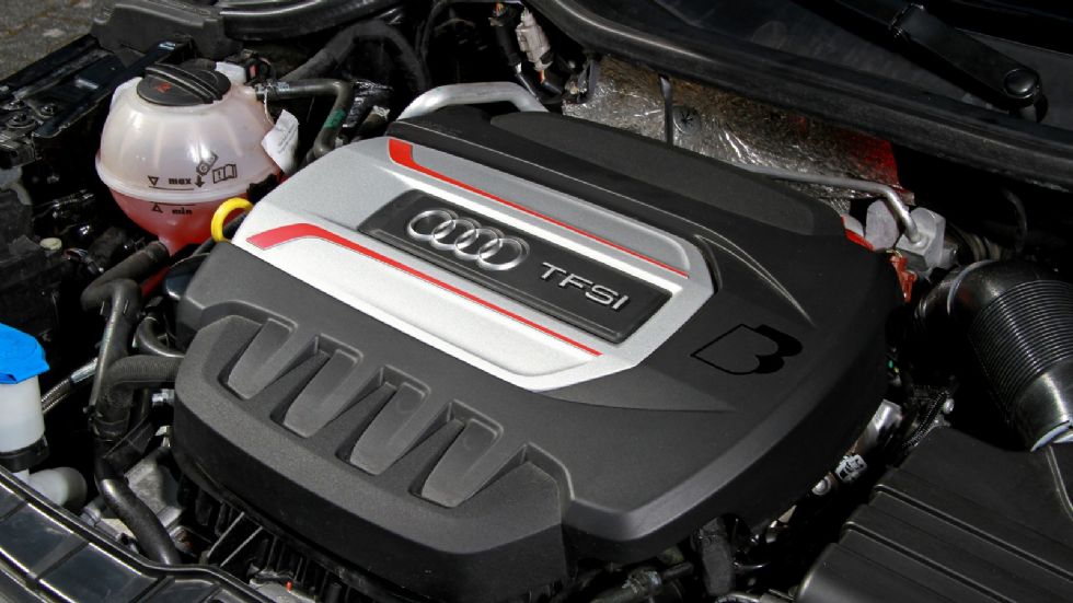 Κάτω από το καπό του «μικρού» της Audi υπάρχει ο 2λιτρος τετρακύλινδρος turbo κινητήρας που μοιάζει αλλά δεν είναι «μαμά».