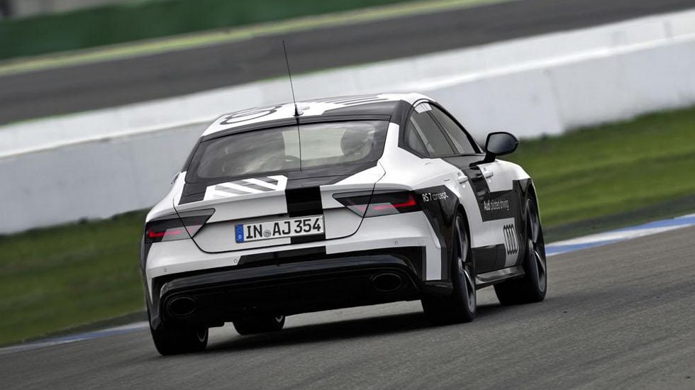 Η Audi «υπόσχεται» πως το RS7 piloted driving concept θα πιάσει μέγιστη ταχύτητα 240 χλμ./ώρα και πως θα κάνει επίδοση γύρου σχεδόν 2 λεπτά και 10 δλ.