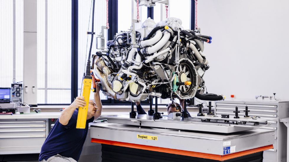 Όλα ξεκινούν από την τελική συναρμολόγηση του κινητήρα, που έρχεται προσυναρμολογημένος από το εργοστάσιο κινητήρων του VW Group στο Σάλτσγκιτερ.