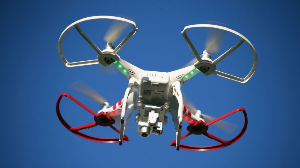 Υποχρεωτική θα γίνει η ασφάλιση των drones. Λέτε να πληρώσουν και τέλη κυκλοφορίας;
