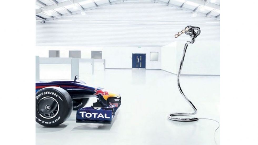 Ένα ιδιαίτερο φωτιστικό δαπέδου αποτελεί την μετατροπή της άλλοτε εξάτμισης του Formula One μονοθέσιου της ομάδας Infiniti Red Bull Racing. 