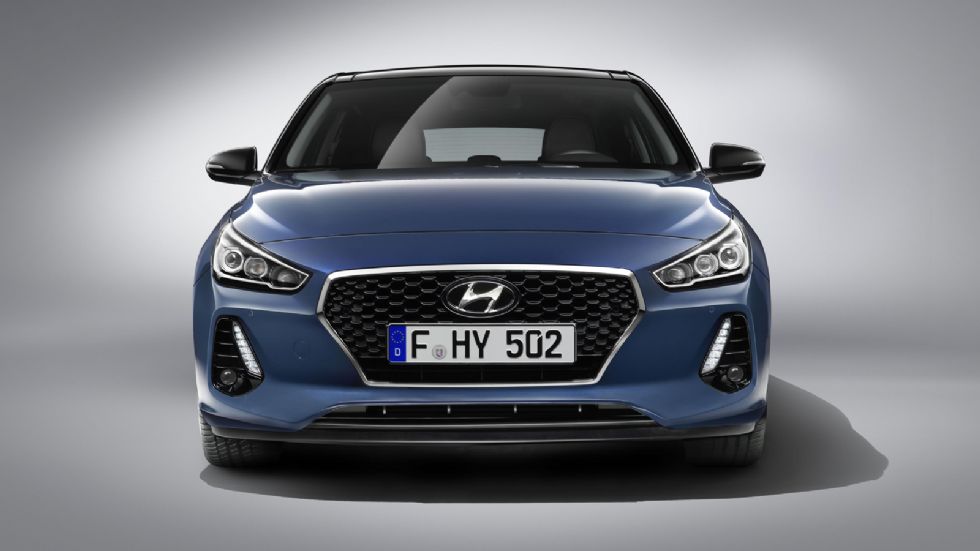 Το νέο Hyundai i30 υιοθετεί μια νέα εμφάνιση, συνεχίζοντας από εκεί που σταμάτησε το υπάρχον μοντέλο. Βασικό του στοιχείο είναι η μεγάλη γρίλια της μάσκας, η οποία θα περάσει σε όλα τα μοντέλα, από το
