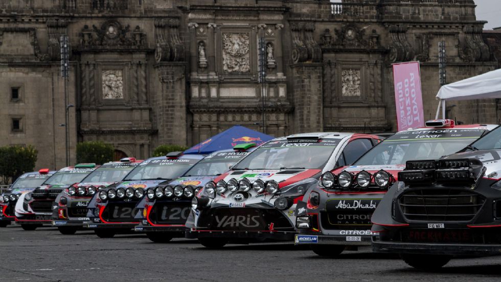 Το χθεσινό 1ο σκέλος του Ράλι Μεξικό επεφύλασσε απρόοπτα, μετά το νυχτερινό υπερθέαμα στην πλατεία Zοcalo στην Πόλη του Μεξικού, όπου παρόλη τη βροχή στήθηκε μεγάλη γιορτή.
