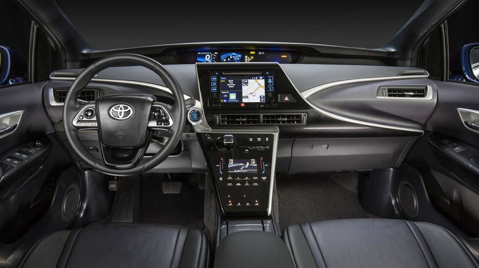 Η αμφιλεγόμενη αισθητική του Toyota Mirai συνεχίζεται και στο εσωτερικό, όπου διακρίνουμε περίεργα «κοψίματα» στο ταμπλό και ογκώδεις επιφάνειες με ψηφιακές οθόνες.
