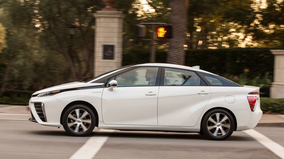 Το Toyota Mirai αθόρυβα, οικολογικά και οικονομικά, φτάνει από στάση στα 100 χλμ./ώρα σε 9,3 δλ., ενώ επιταχύνει από τα 50 στα 80 χλμ./ώρα μέσα σε 3,6 δλ.