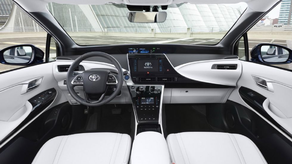 Το εσωτερικό σύμφωνα με την Toyota είναι ευρύχωρο και πρακτικό. Το κιβώτιο είναι φυσικά αυτόματο.