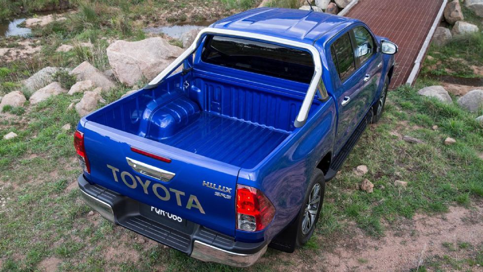 Η Toyota υπόσχεται μέγιστη ελκτική ικανότητα 3,5 τόνων και ωφέλιμο φορτίο μέχρι και 1.240 κιλά για το νέο Hilux.