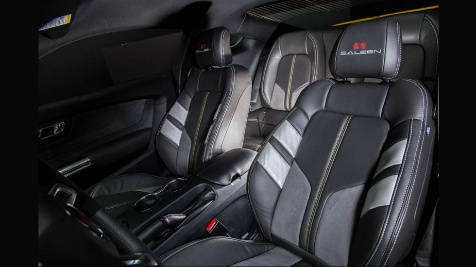 Στο εσωτερικό, οι περισσότερες επιφάνειες έχουν καλυφθεί με νέα υλικά, με το δέρμα και την Alcantara να προσδίδουν στο όχημα μια περισσότερο premium αίσθηση από αυτήν που έχει στην Ford εκδοχή του.