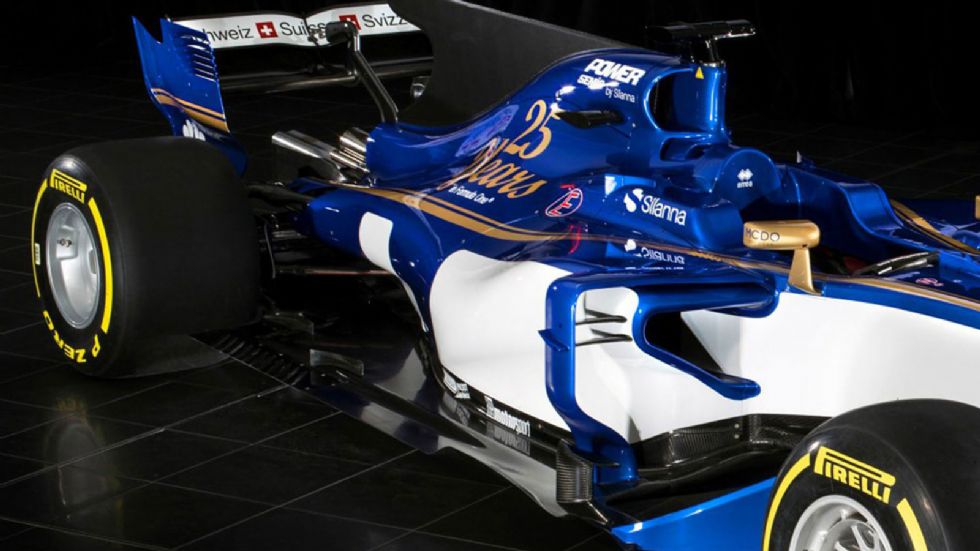 Σε περίοπτη θέση πάνω από τον κινητήρα, βρίσκεται το αυτοκόλλητο για τα 25 χρόνια της εταιρείας στην Formula 1.