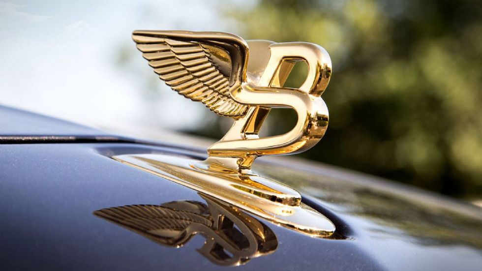 Αυτό που την κάνει πραγματικά ξεχωριστή, είναι πως το σηματάκι Flying B της εταιρίας στο καπό του αυτοκινήτου, είναι κατασκευασμένο από ατόφιο χρυσό 23,9 καρατιών.