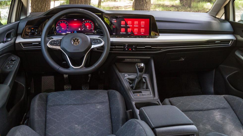 Ποιοτική και ψηφιακή είναι η καμπίνα του Opel Astra, ξεχωρίζει το Pure Panel cockpit με φορά προς την πλευρά του οδηγού και δύο 10άρες οθόνες.