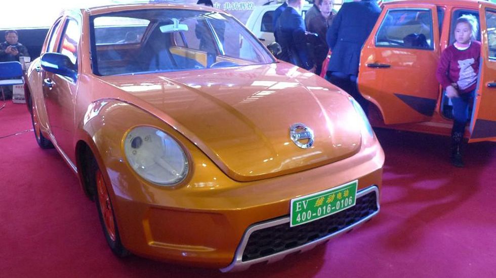 Οι άνθρωποι της κινέζικης εταιρείας VIDOEV «ξεχείλωσαν» το αμάξωμα του Σκαραβαίου όσο χρειαζόταν για να του τοποθετήσουν δύο επιπλέον πόρτες.