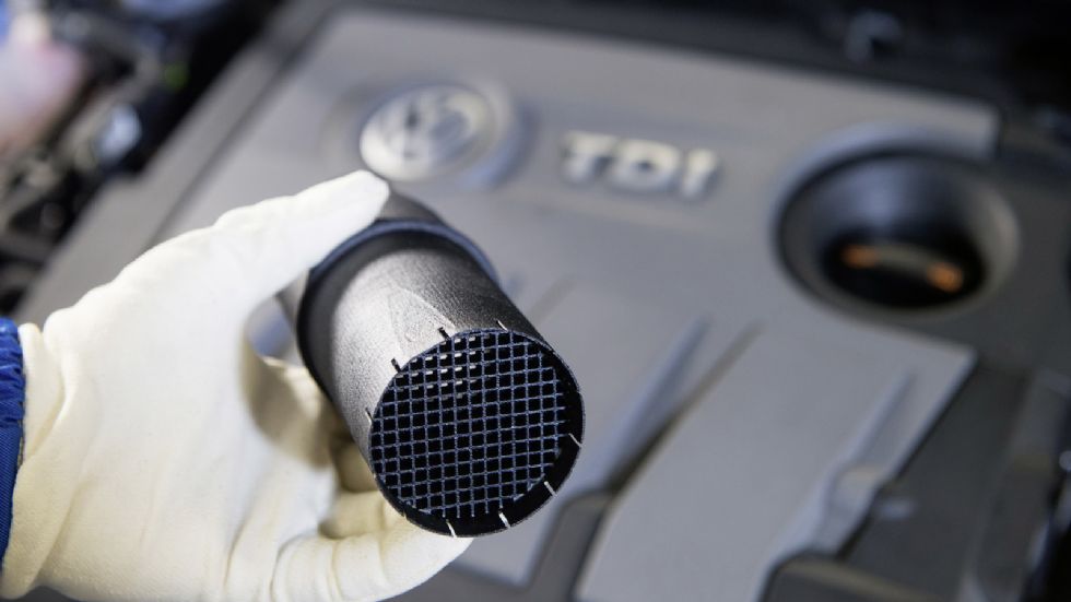 Για να συμμορφώσει τους κινητήρες της η VW με τα ευρωπαϊκά πρότυπα εκπομπών, θα πρέπει να αναβαθμίσει το λογισμικό στους 1.2 TDI και 2.0 TDI. Στον 1.6 TDI θα πρέπει να τοποθετήσει ένα πλέγμα στον αισθ