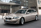 Η έκδοση Touring της 5άρας διαθέτει ότι ακριβώς και η sedan  εκδοχή, όμως με περισσότερη πρακτικότητα 