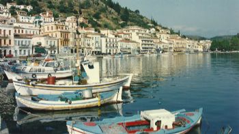10 λόγοι για να πάμε Γύθειο - Λακωνική Μάνη Από τα νησιώτικα χρώματα του Γυθείου, στα επιβλητικά πυργόσπιτα της Μάνης... Ένα οδοιπορικό σε ένα τόπο γεμάτο θρύλους και αντιθέσεις. 10 λόγοι για να πάμε Γύθειο - Λακωνική Μάνη