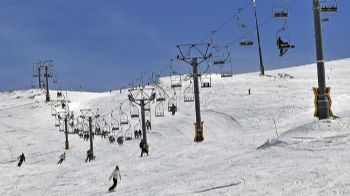 Εκδρομή... στο βασίλειο του χιονιού! Εδώ στη Μεσογειακή Ελλάδα, σε απόσταση αναπνοής από πολλά αστικά κέντρα ή και λίγο μακρύτερα, το βασίλειο του χιονιού σας περιμένει! Λευκές αποδράσεις σε τοπίο ορεινό και χειμωνιάτικο…