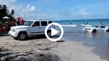 Η Camaro δεν είναι SUV Ο ιδιοκτήτης μιας Camaro θεώρησε καλή ιδέα να ρίξει στο νερό το jetski του, μόνο που το muscle car κόλλησε άσχημα στην άμμο. Ας πρόσεχε… Το ότι η Camaro είναι ένα γρήγορο αυτοκίνητο, δεν την καθιστά ικανή για όλα. Δεν είναι φτιαγμένη να σέρνει τρέιλερ, ούτε να ρίχνει jetski στο νερό. Ελπίζουμε ο ιδιοκτήτης της να πήρε το μάθημά του…