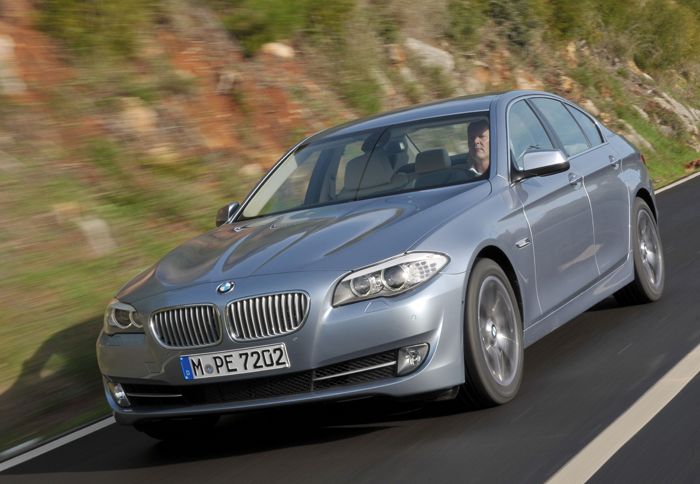bmw σειρα 5 - Οδηγούμε τη νέα BMW ActiveHybrid5 bmw σειρα 5 - Κατανάλωση 6,4 λτ./100 χλμ. για ένα αυτοκίνητο 340 ίππων και 1.850 κιλών ακούγεται σαν ψέμα. Δεν είναι όμως, τουλάχιστον, για την περίπτωση της BMW ActiveHybrid5. Στην γκάμα των υβριδικών μοντέλων της BMW προστέθηκε η ActiveHybrid5.