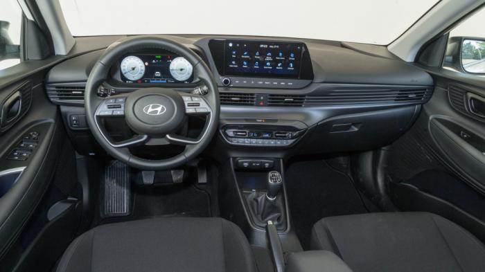 Από την 3η έκδοση εξοπλισμού (Distinctive) το Hyundai i20 φτάνει στο peak της digital προσέγγισής του, με οθόνη αφής και πίνακα οργάνων που έχουν, το καθένα, επιφάνεια 10,25 ίντσες.