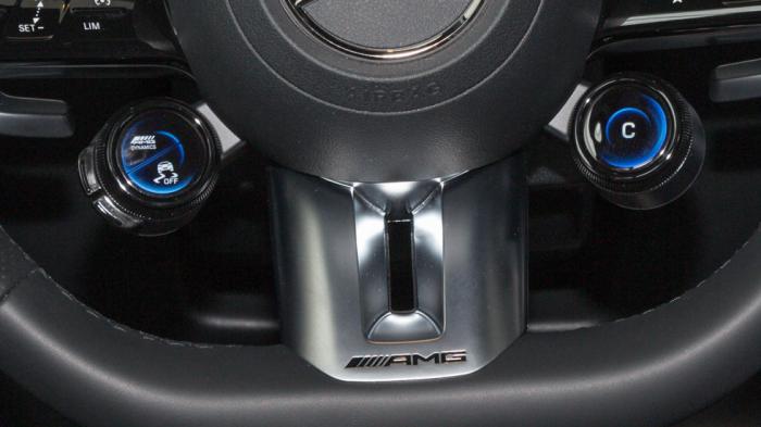 «Χαζεύεις» με το τιμόνι AMG Performance με τα φωτιζόμενα περιστροφικά κουμπιά για επιλογή λειτουργίας και ρύθμισης του ESP.