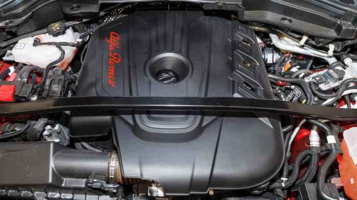O κινητήρας της Stelvio που δοκιμάζουμε, είναι ο γνωστός 2,2 λίτρων κινητήρας πετρελαίου της Alfa Romeo με την απόδοσή του να ανέρχεται στους 210 ίππους. 
