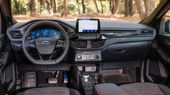 Προσεγμένη εργονομία, σωστή θέση οδήγησης και σπορτίφ πινελιές λόγω ST-Line X έκδοσης βλέπουμε στην καμπίνα του Ford Kuga.