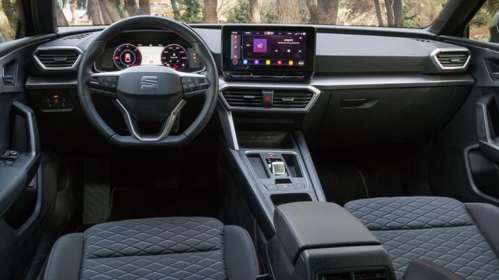 Ο μοντέρνος διάκοσμος, το ψηφιοποιημένο περιβάλλον, η προσεγμένη ποιότητα και η εξαιρετική θέση οδήγησης χαρακτηρίζουν και την plug-in υβριδική έκδοση του νέου SEAT Leon. 