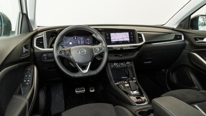 Το εσωτερικό του Opel Grandland GSe είναι ποιοτικό, πρακτικό και αρκετά digital.