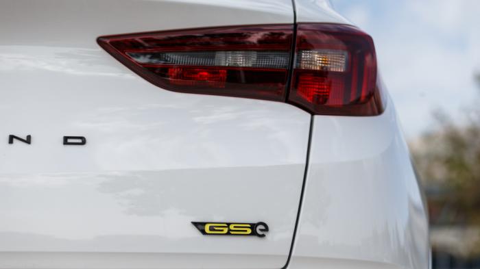 Η σχεδίαση του Grandland με το Opel Vizor εμπλουτίζεται περαιτέρω με στιλιστικά στοιχεία που αποτελούν το νέο σήμα κατατεθέν των GSe εκδόσεων.