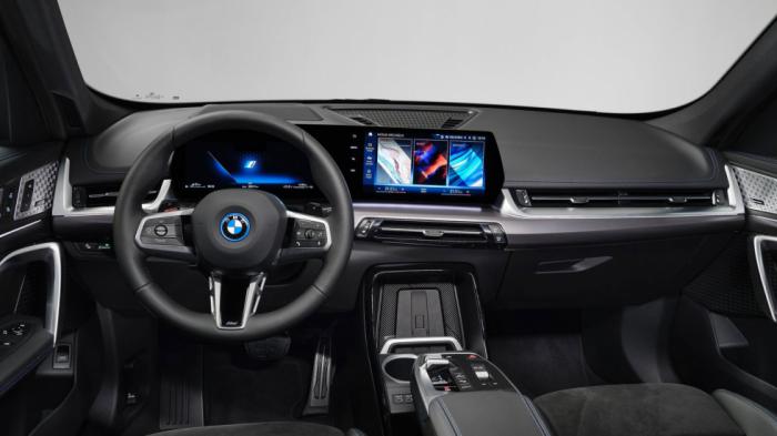 Κορυφαία ποιότητα υλικών, εξαιρετικό φινίρισμα και άρτια συναρμογή συναντάμε στο εσωτερικό της BMW X1 με το Live Cockpit Plus και την κεντρική οθόνη ελέγχου αφής.